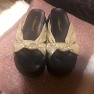 Meilkutiacin  Brand new..Never Worn//Has a red Shoe bag